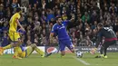 Stiker Chelsea, Diego Costa dilanggar pemain Maccabi Tel-Aviv pada laga grup Liga Champions, di Stamford Bridge, London, Kamis (17/9/2015) dini hari WIB. (Reuters/Stefan Wermuth)