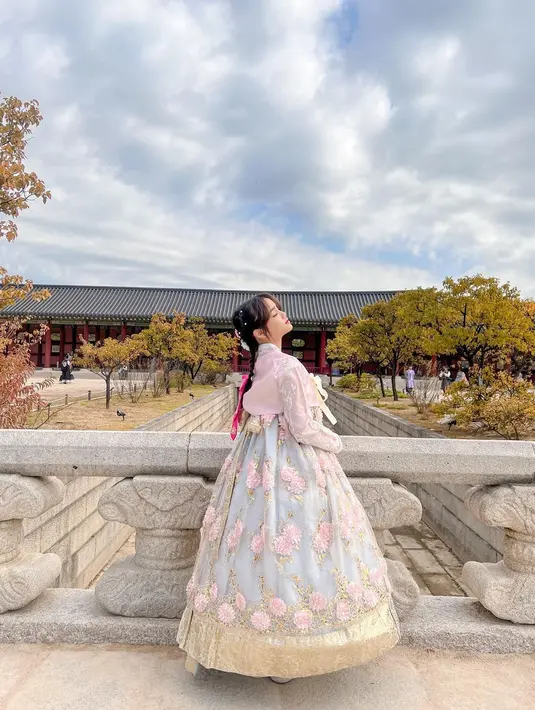 Bak putri era kerajaan Joseon, Fuji terlihat begitu menawan dalam balutan hanbok saat berpose di istana gyeongbok. [@fuji_an]