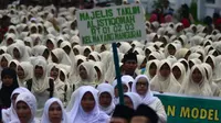 Sejumlah pelajar dan rombongan majelis taklim melintas saat mengikuti Pawai Tahun Baru Islam 1436 H di Jalan Sultan Agung, Jambi, Jumat (24/10/2014) (Antara Foto/Wahdi Septiawan)