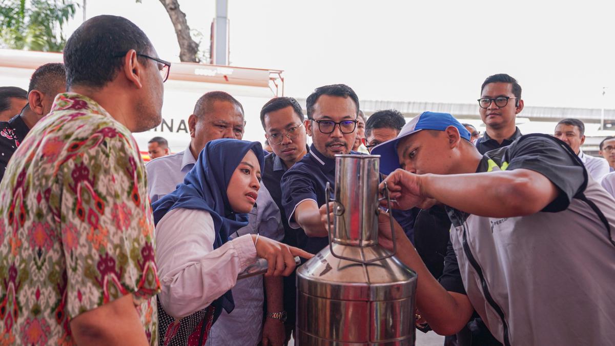 Peringati Hari Pelanggan Nasional, Direksi Pertamina Patra Niaga Tinjau Layanan SPBU MT Haryono