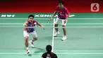 Pebulu tangkis ganda putri Indonesia, Apriyani Rahayu/Siti Fadia Silva Ramadhanti saat bertanding melawan Vivian Hoo/Lim Chiew Sien (Malaysia) pada babak 16 besar Indonesia Masters 2022 di Istora Senayan, Jakarta, Kamis (9/6/2022). Apriyani/Siti Fadia unggul dan melaju ke babak berikutnya. (Liputan6.com/Helmi Fithriansyah)