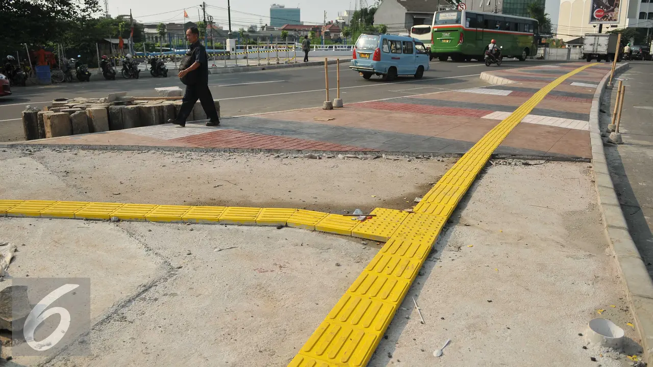 20160718- Pemprov DKI Bangun Trotoar Ramah Disabilitas-Jakarta- Gempur M Surya