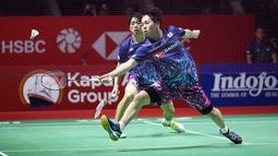 Pebulu tangkis ganda putra Jepang, Ayato Endo/Yuta Takei saat melawan pebulu tangkis ganda putra Indonesia, Leo Rolly Carnando/Daniel Marthin pada babak 32 besar Indonesia Open 2023 di Istora Senayan, Jakarta, Selasa (13/06/2023). Wakil Jepang,  Ayato Endo/Yuta Takei kalah dengan skor 21-23, 21-8, 12-21. (Bola.com/Bagaskara Lazuardi)