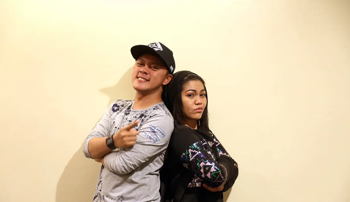 Kekompakan Danang dan Weni tidak hanya diatas panggung. Saat Weni sedang berjuang tampil dalam ajang Dangdut Academy Asia 2, ia juga banyak berkomunikasi dengan Danang.Banyak mendapat ilmu dari Danang yang lebih senior. (Nurwahyunan/Bintang.com)