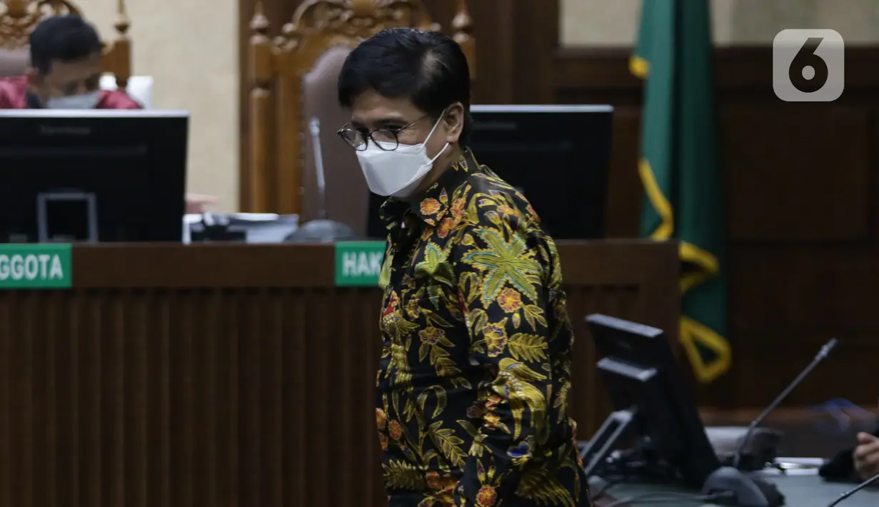Terdakwa dugaan korupsi pengadaan tanah di Munjul, Jakarta Timur tahun 2019 yang juga Mantan Dirut PPSJ, Yoory Corneles Pinontoan usai pembacaan tuntutan di Pengadilan Tipikor Jakarta, Kamis (10/2/2022). Yoory dituntut 6 tahun 8 bulan penjara dan denda Rp 1 miliar. (Liputan6.com/Helmi Fithriansyah)