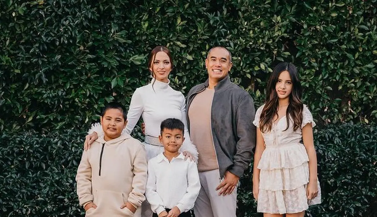 Mikhayla tampil dengan mini dress putih model ruffle dipadukan high heels warna gold. Rambutnya pun dibiarkan luruh terurai bergaya wave tanpa poni. [@ramadhaniabakrie]