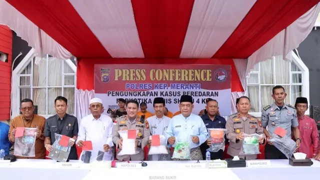 Kapolres Kepulauan Meranti AKBP Andi Yul dalam konferensi pers peredaran 4 kilo sabu yang dikendalikan jaringan narkoba Lapas di Pekanbaru.
