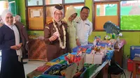 Kajari Garut Neva Sari Susanti bersama Kasi Datun Fery Nopiyanto di mengecek kantin kejujuran di sela-sela MoU pendampingan hukum dengan SDN Rego 10 Garut. (Liputan6.com/Jayadi Supriadin)