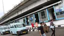 Sejumlah angkutan umum menunggu penumpang di Terminal Kampung Melayu, Jakarta Timur, Kamis (1/6). Sebelumnya telah terjadi bom bunuh diri di Terminal Kampung Melayu yang menewaskan lima orang dan melukai sebelas. (Liputan6.com/Immanuel Antonius)
