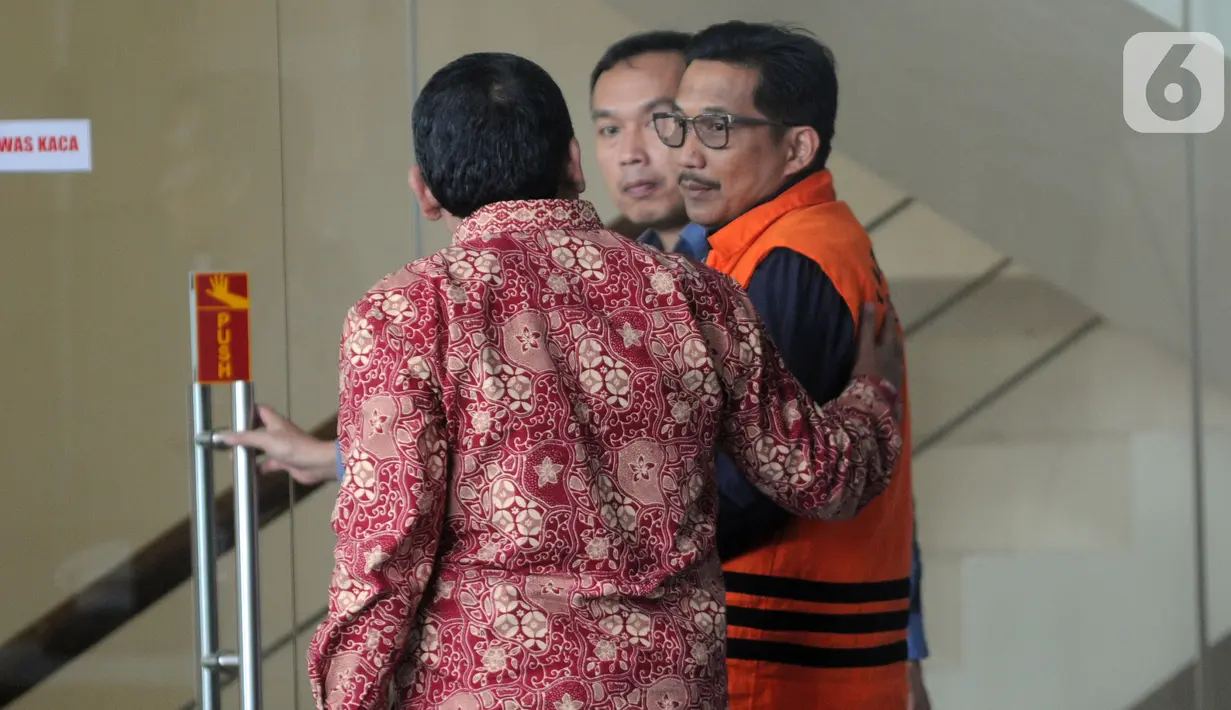 Mantan anggota DPR Bowo Sidik Pangarso bersiap diperiksa penyidik KPK di Jakarta, Kamis (24/10/2019). Bowo Sidik diperiksa sebagai saksi untuk tersangka Direktur PT Humpuss Transportasi Kimia (HTK) Taufik Agustono terkait kasus suap kerjasama pengangkutan bidang pelayaran. (merdeka.com/Dwi Narwoko)