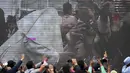 Paus Fransiskus tampak terlihat di layar besar saat tiba di Universitas Katolik, Quito,Ekuador,(7/ 7/2015). Tampak ribuan warga memadati lokasi lawatan Paus Fransiskus ke Ekuador . (REUTERS/Alessandro Bianchi)