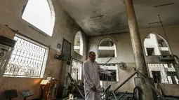 Seorang pria memeriksa kerusakan masjid yang terkena serangan udara Israel di Kota Gaza, Palestina (15/7). Serangan ini dilakukan untuk membalas Hamas yang melakukan peluncuran roket dan mortir ke wilayah selatan Israel. (AFP  Photo/Mahmud Hams)