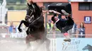 Seorang Gaucho terlempar dalam Criolla del Prado di Montevideo, Uruguay, Rabu (12/4). Selama Minggu Suci, kota Montevideo menyelenggarakan rodeo untuk penunggang kuda terbaik. (AP Photo / Matilde Campodonico)