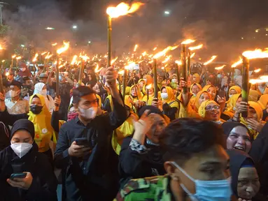 Umat muslim mengikuti pawai obor menyambut datangnya bulan suci Ramadhan di Medan, Sumatera Utara, Indonesia, 30 Maret 2022. Indonesia baru-baru ini mencabut pembatasan untuk memungkinkan dimulainya kembali praktik tradisional selama bulan suci Ramadhan. (Muhammad Zulfan Dalimunthe/AFP)