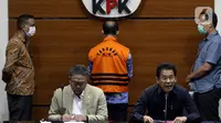 Wakil Ketua Komisi Pemberantasan Korupsi (KPK), Johanes Tanak (kedua kanan) saat menyampaikan rilis penahanan Hakim Agung, Gazalba Saleh di Gedung Merah Putih KPK, Jakarta, Kamis (8/12/2022). Gazalba Saleh ditahan usai penyidik melakukan pemeriksaan. Gazalba ditahan di Rumah Tahanan (Rutan) KPK Pomdam Jaya, Jakarta Selatan, selama 20 hari ke depan. (Liputan6.com/Helmi Fithriansyah)