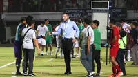 Pelatih Timnas Indonesia, Simon McMenemy, tampak kecewa usai dikalahkan Vietnam pada laga Kualifikasi Piala Dunia 2022 di Stadion Kapten I Wayan Dipta, Bali, Selasa (15/10). Indonesia kalah 1-3 dari Vietnam. (AFP/Aditya Wany)