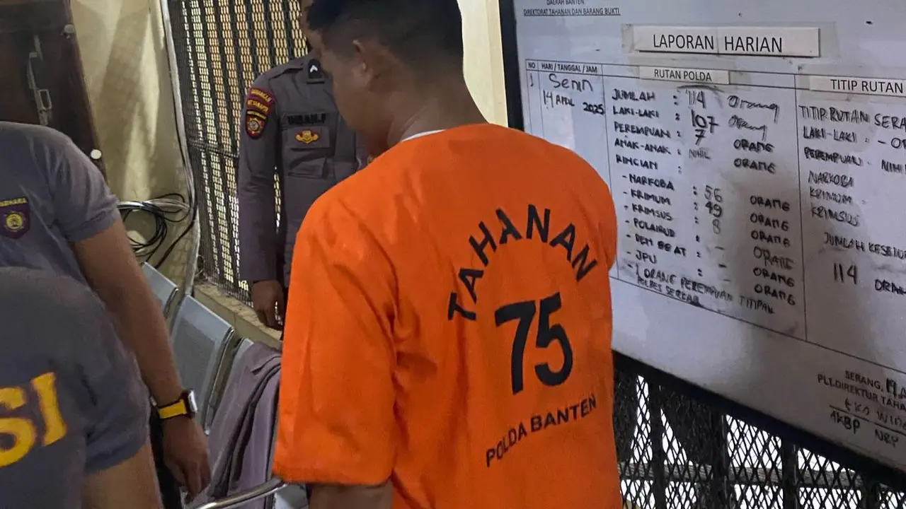 Anggota DPRD Banten Saat Masuk Kedalam Penjara Polda Banten. (Kamis, 15/04/2025). (Polda Banten).