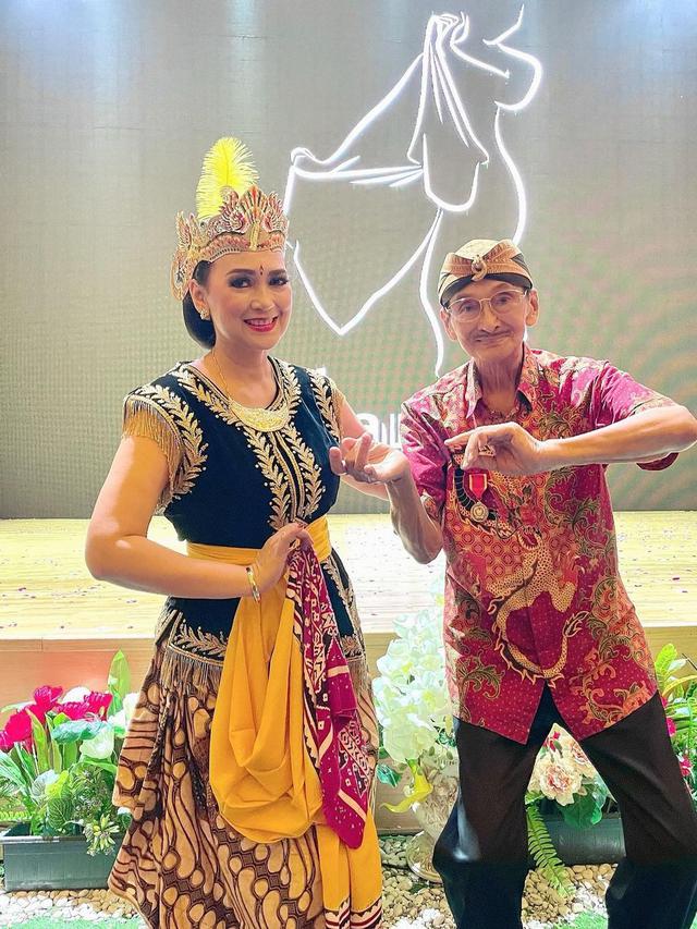 6 Potret Ayah Ira Wibowo yang Berusia 93 Tahun, Masih Sehat dan Bugar