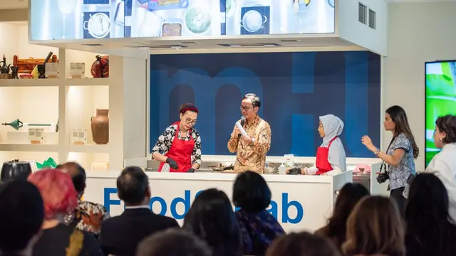 Pengunjung belajar dan menikmati hidangan khas Indonesia pada Rabu (1/7/2026) dalam pameran kuliner bertajuk: Flavours of the Archipelago: From Smart Farms to Diverse Foods, yang diselenggarakan oleh Kedutaan Besar Republik Indonesia di Roma.