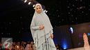 Artis Bunga Poppy membawakan busana muslim rancangan Si.Se.Sa: Syar'i for Urban, Jakarta (10/2). Peragaan menampilkan 61 koleksi dalam tujuh rangkaian babak produk terbaru Si.Se.Sa dengan rentang warna pastel yang lebar. (Liputan6.com/Immanuel Antonius)
