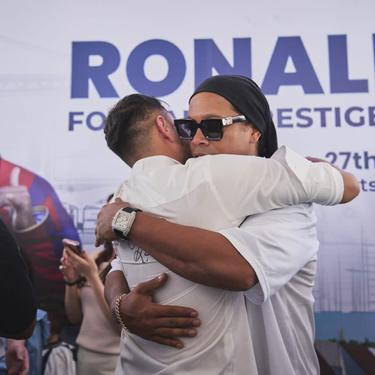 Raffi Ahmad memberi ucapan perpisahan dengan pesepakbola legendaris Brasil, Ronaldinho (https://www.instagram.com/p/CfVZYQfPaaq/)
