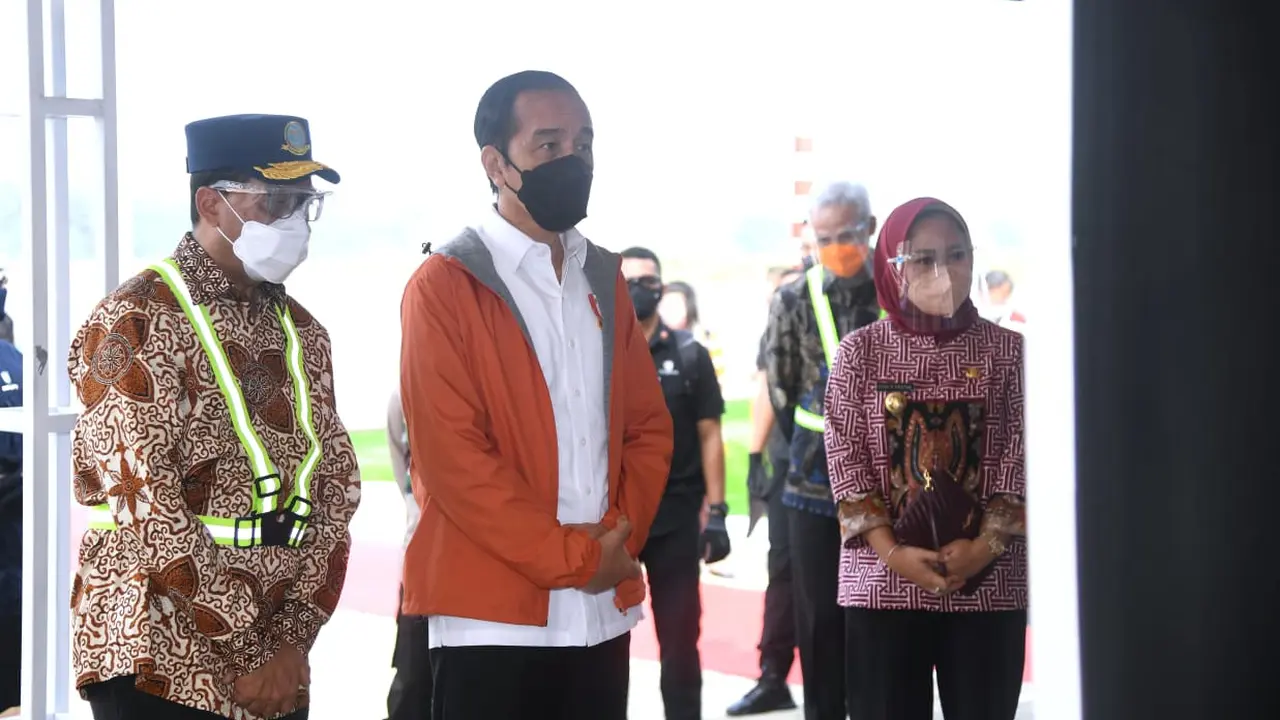 Presiden Joko Widodo saat meninjau Bandara Jenderal Besar Soedirman, Purbalingga, Jumat (11/6/2021)