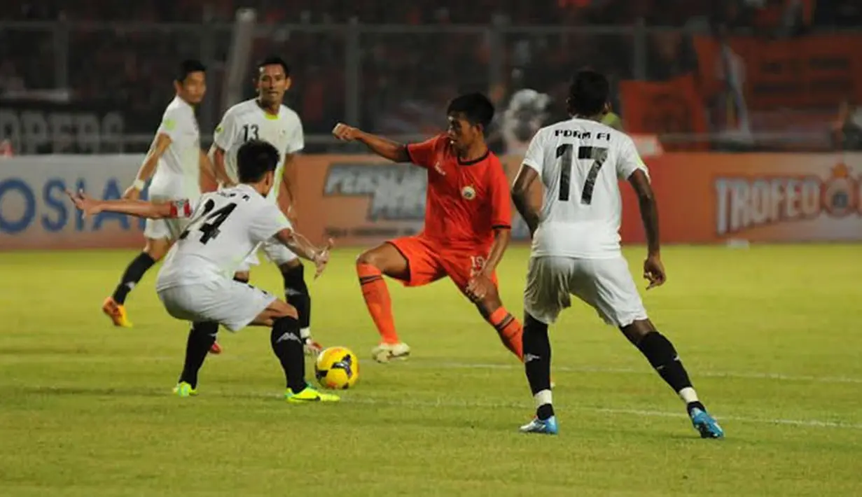 Penyerang Persija Agung Suprianto mencoba menembus ketatnya pertahanan PDRM FA Malaysia saat berlaga di turnamen Trofeo Persija (Liputan6.com/ Helmi Fithriansyah) 