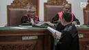 Tim kuasa hukum terdakwa kasus dugaan penghilangan barang bukti pengaturan skor, Joko Driyono memberikan pledoi atau pembelaannya ke majelis hakim PN Jakarta Selatan, Kamis (4/7/2019). Sidang tersebut beragendakan mendengar pembacaan nota pembelaan (pledoi) terdakwa. (Liputan6.com/Faizal Fanani)