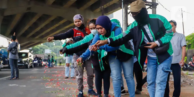 Kerabat Korban dan Warga Tabur Bunga di Lokasi Kecelakaan Maut Cibubur