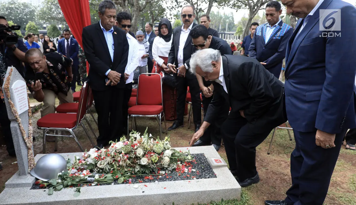 Presiden pertama Timor Leste Xanana Gusmao saat berziarah ke makam Ani Yudhoyono di TMP Kalibata, Jakarta, Minggu (15/9/2019). Xanana dan perwakilan rakyat Timor Leste menziarahi Ani Yudhoyono sekaligus Presiden ke-3 RI BJ Habibie. (merdeka.com/Iqbal Nugroho)
