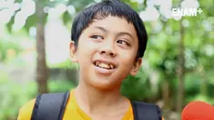 Bocah SD yang berjualan sampai ketiduran di kawasan kampus Unindra, Jakarta Selatan. Foto Abil dengan cepat dimedia sosial dan menjadi viral