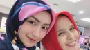 Ini foto pertama Melody Prima saat mengenakan hijab. Ia terlihat berpose dengan sang ibu yang dianggapnya sebagai support system. (Foto: instagram.com/melodyprima)