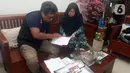 Petugas Pemutakhiran Data Pemilih (Pantarlih) melakukan pencocokan dan penelitian (coklit) data pemilih untuk Pemilu 2024 di rumah warga di Beki, Depok, Jawa Barat, Minggu  (26/2/2023). Pencocokan dan penelitian data pemilih ini dilaksanakan pada 12 Februari sampai 14 Maret 2023. (merdeka.com/Arie Basuki)