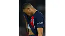 Pemain PSG, Kylian Mbappe tertunduk lesu setelah timnya kalah dari Borussia Dortmund pada laga leg kedua semifinal Liga Champions 2023/2024 di Parc des Princes, Paris, Prancis, Rabu (08/05/2024) dini hari WIB. (AFP/Odd Andersen)