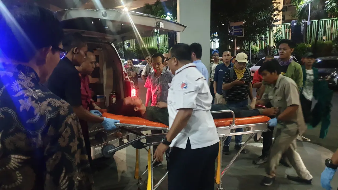 Mahasiswa pendemo dibawa ke RSPP, Jakarta.