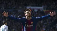 Seleberasi bintang Barcelona, Lionel Messi usai menjebol gawang Real Madrid pada laga El Clasico di Santiago Bernabeu, Sabtu (23/12/2017).