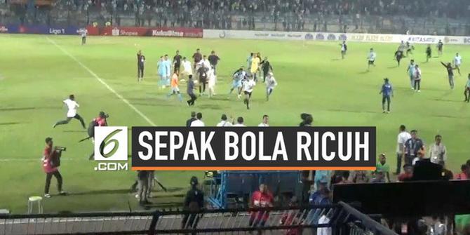 VIDEO: Ricuh, Detik-Detik Suporter Kejar Wasit di Stadion Surajaya