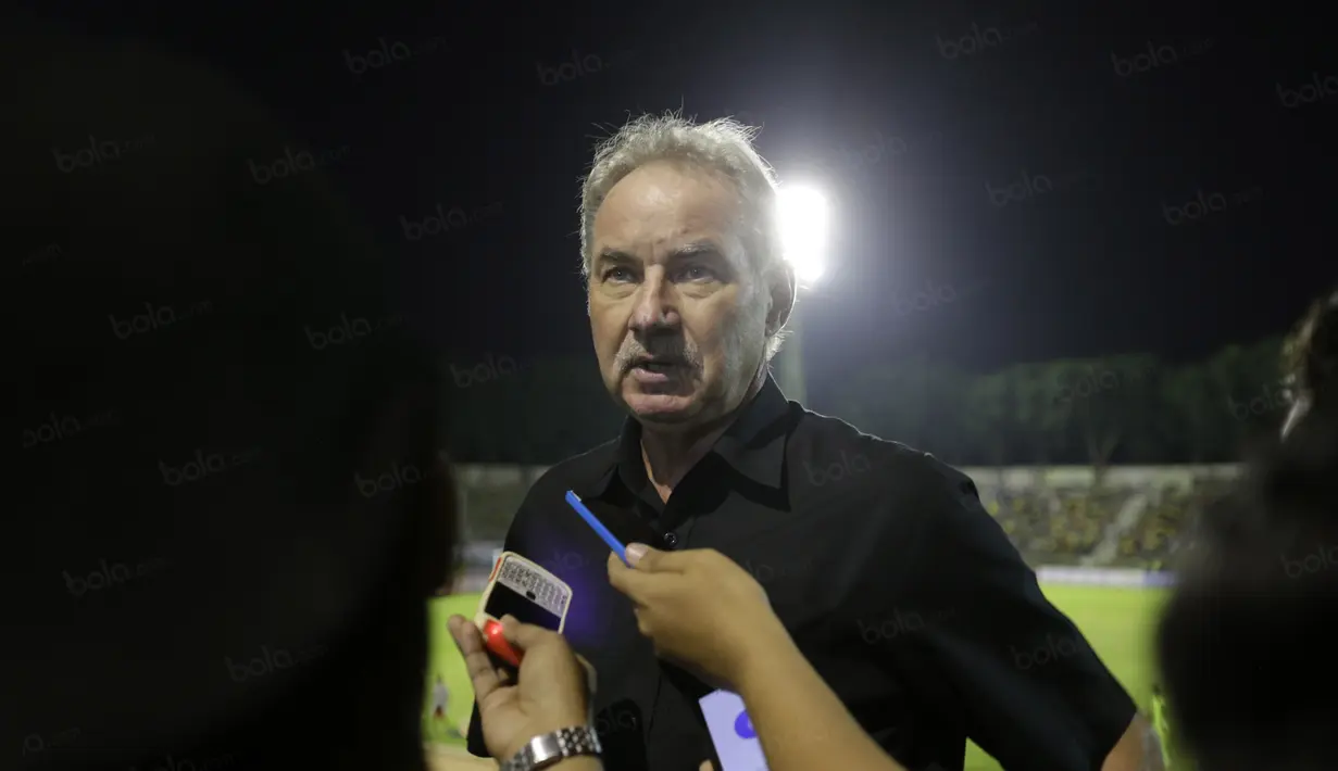 Untuk ke-3 kalinya yaitu tahun 2010-2011, 2013-2014 dan 2016 Alfred Riedl menjadi pelatih timnas Indonesia. (Bola.com/Nicklas Hanoatubun)