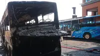 Sebuah bus tiba-tiba terbakar di Bandara Ngurah Rai. Bus milik salah satu perusahaan ground handling itu hangus dan memancarkan asap pekat cukup tinggi. (Liputan6.com/ Dewi Divianta)