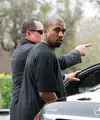 Kanye West yang belum lama mengalami gangguan mental dan harus menjalani perawatan secara intensif kini sudah berada di rumah. Seorang psikiater mengatakan sebenarnya Kanye belum diperbolehkan pulang. (AFP/Bintang.com)