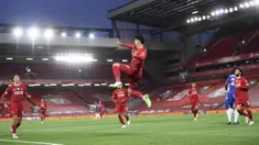Pemain Liverpool Roberto Firmino melakukan selebrasi usai mencetak gol ke gawang Chelsea pada pertandingan Liga Inggris di Anfield Stadium, Liverpool, Inggris, Rabu (22/7/2020). Liverpool mengalahkan Chelsea dengan skor 5-3. (Laurence Griffiths, Pool via AP)