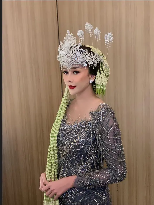 Ada juga penampilan Aura Kasih yang bak pengantin Sunda. Tapi kali ini ia memadukan penampilannya dengan gaun malam yang tak kalah berkilau. [Foto: Instagram/aurakasih]