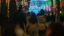 Alun-alun Puerta del Sol didekorasi dengan lampu-lampu hias di Madrid, ibu kota Spanyol, pada 28 November 2020. Lampu-lampu hias untuk menyemarakkan perayaan Natal itu dipasang mulai 26 November 2020 hingga 6 Januari 2021. (Xinhua/Meng Dingbo)