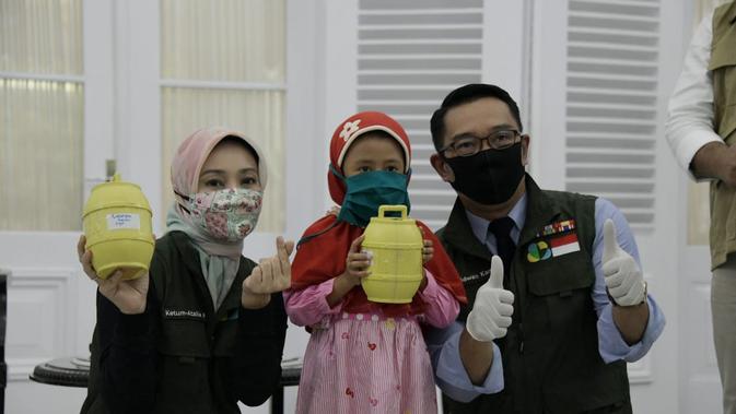 Dua anak asal Kabupaten Bandung, Mochammad Hafidh Al-Bukhori (9), dan Azrilia Alya Nabila (7) asal Kab. Bandung Barat, juga menyumbangkan tabungannya untuk penanggulangan COVID-19.