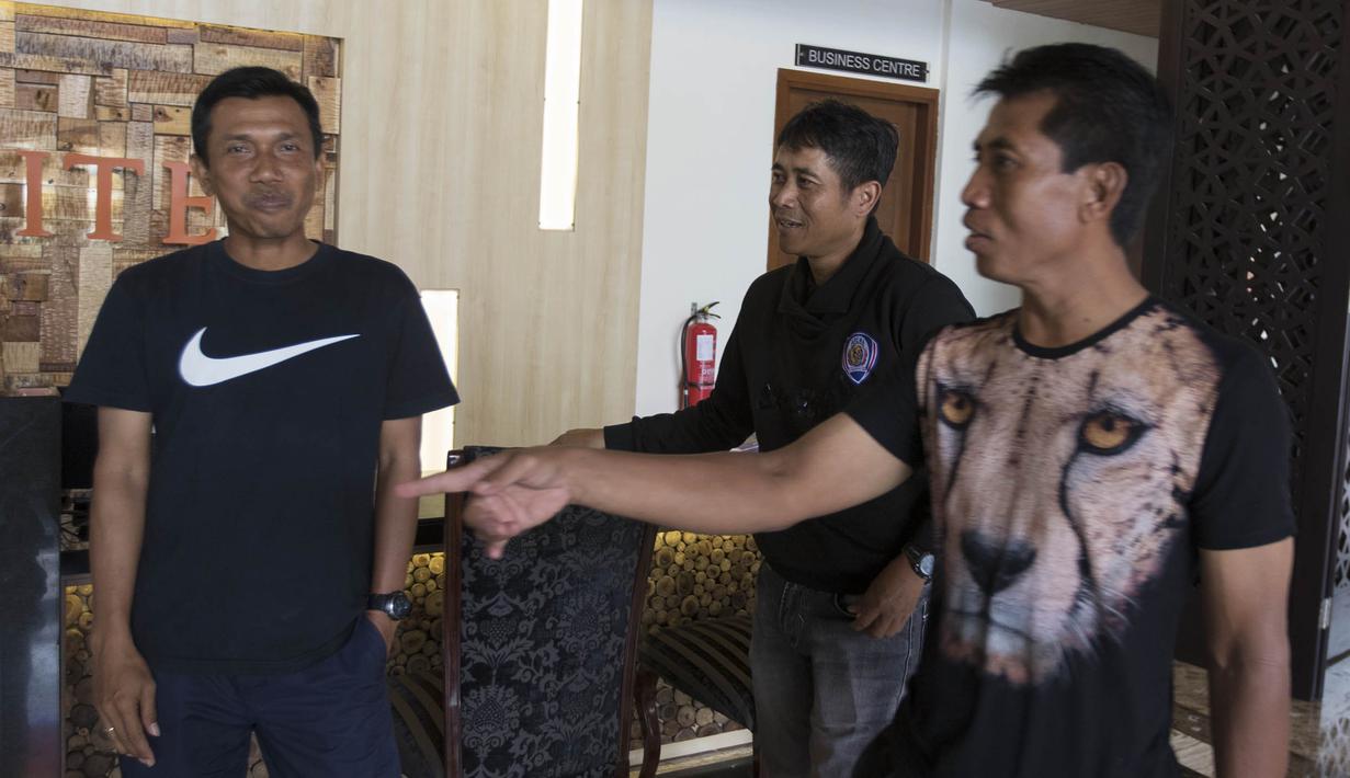 Pelatih Arema Cronus, Joko Susilo, berbincang-bincang dengan Pelatih Gresik United, Widodo C. Putro saat jeda pertandingan di Hotel Ijen Suites, Malang, Jumat (20/11/2015). (Bola.com/Vitalis Yogi Trisna)