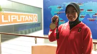 Defia Rosmaniar menunjukkan medali emas Asian Games 2018-nya saat bertandang ke SCTV Tower, Senin (20/8/2018) (LIputan6.com/Giovani Dio Prasasti)