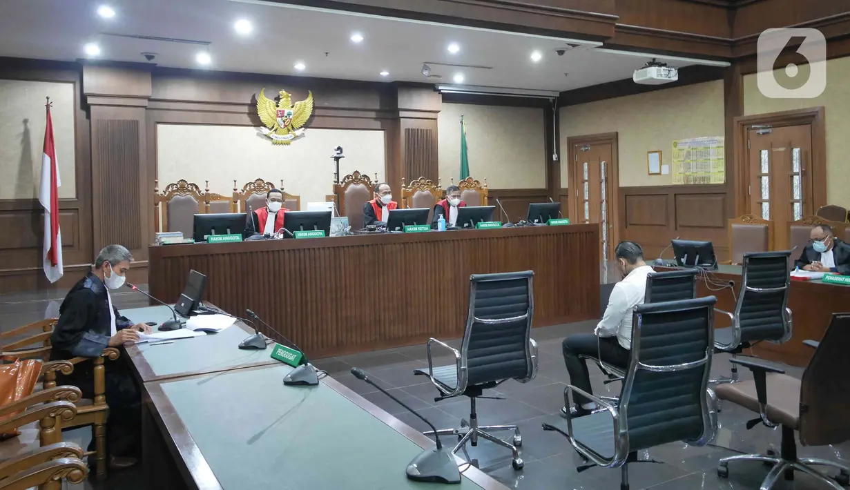 Terdakwa musisi I gede Ari Astina atau Jerinx mengikuti sidang tuntutan di PN Jakarta Pusat, Jakarta, Jumat (18/2/2022). Jerinx dituntut dua tahun penjara dan denda Rp50 juta subsider dua bulan kurungan atas kasus dugaan pengancaman kepada Adam Deni. (Liputan6.com/Herman Zakharia)