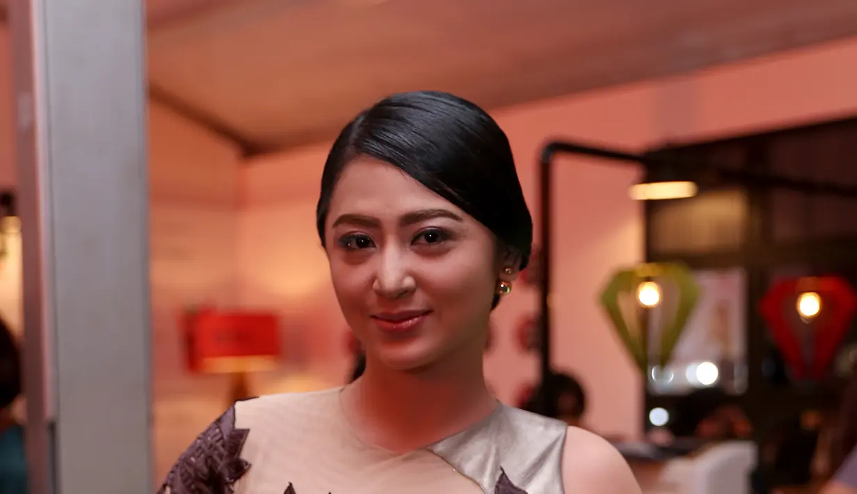Sebagai seorang pekerja di dunia entertainment, busana menjadi salah satu faktor penting untuk mengoptimalkan penampilan. Tak terkecuali bagi penyanyi Dewi Perssik atau yang akrab disapa Depe ini. (Andy Masela/Bintang.com)