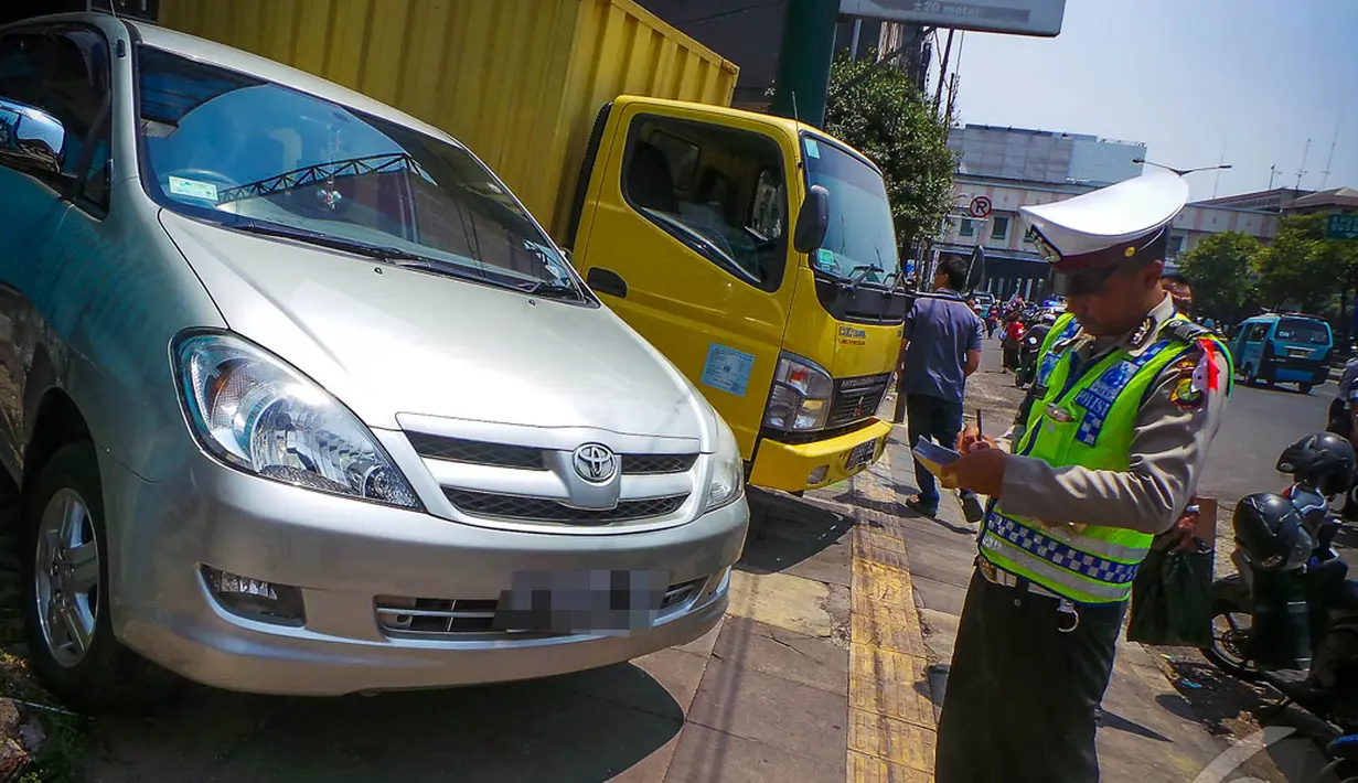 Petugas Dinas Perhubungan dibantu Polantas merazia kendaraan yang parkir liar di kawasan Glodok, Jakarta,(9/9/2014) (Liputan6.com/Faizal Fanani)