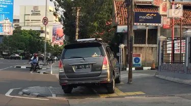 Mobil menutup sebagian badan trotoar di kawasan Jatinegara, Jakarta, Senin (24/9). Kondisi trotoar yang telah diperlebar Pemprov DKI Jakarta kini dipenuhi PKL dan parkir liar sehingga mengganggu kenyamanan pejalan kaki. (Liputan6.com/Immanuel Antonius)
